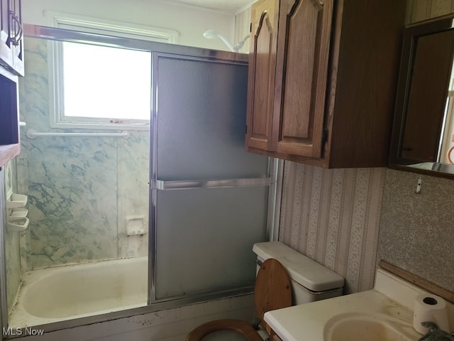 1485 Pike Pkwy, Streetsboro, OH 44241 - full bathroom featuring toilet, wallpapered walls, and bath / shower combo with glass door