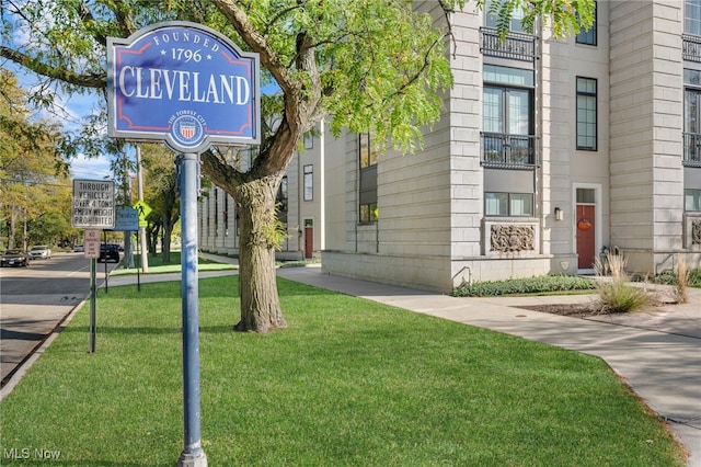 view of home's community featuring a yard