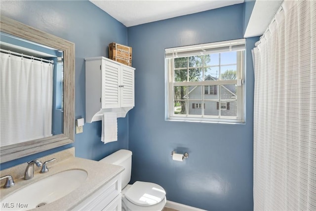 692 Roslyn Ave, Akron, OH 44320 - full bath featuring vanity, baseboards, and toilet