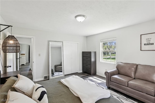 692 Roslyn Ave, Akron, OH 44320 - living room featuring baseboards and visible vents