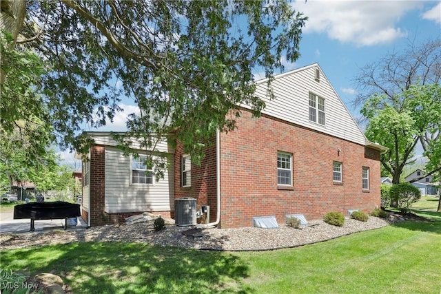 692 Roslyn Ave, Akron, OH 44320 - view of side of home featuring a lawn and brick siding