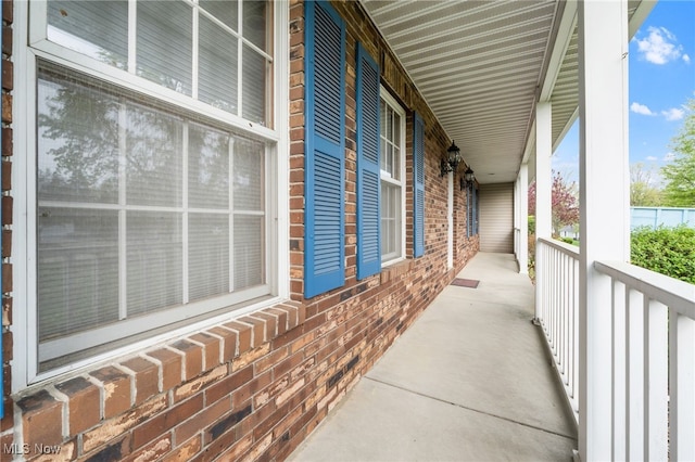 balcony featuring covered porch