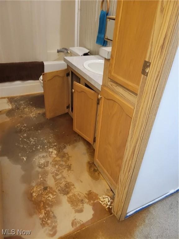 full bathroom featuring vanity, shower / bathtub combination with curtain, and toilet