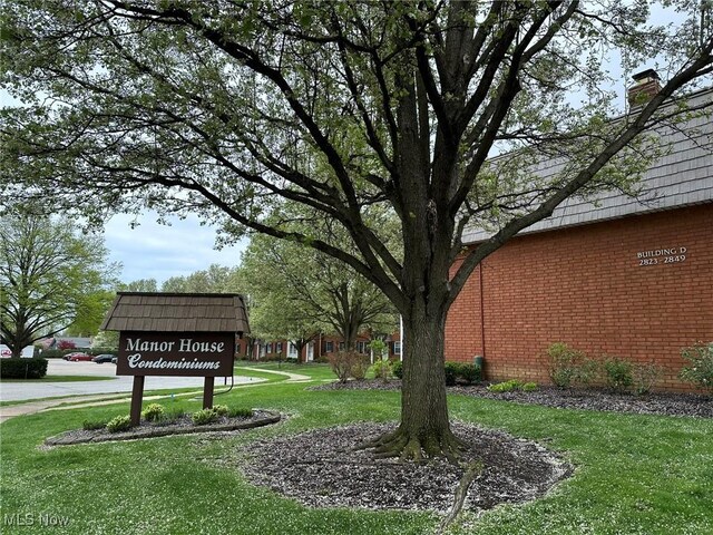 view of property's community featuring a lawn