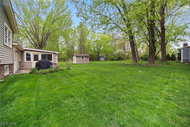 view of yard featuring an outdoor structure and a shed