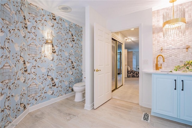 1175 Inverness Ln, Stow, OH 44224 - ensuite bathroom featuring ensuite bath, toilet, baseboards, backsplash, and visible vents