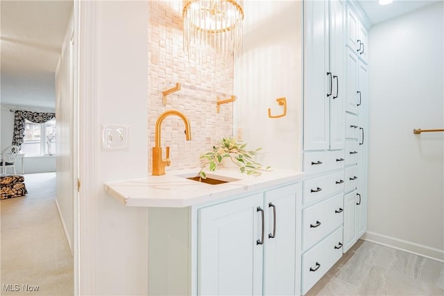 1175 Inverness Ln, Stow, OH 44224 - bar featuring baseboards, a sink, decorative backsplash, and a chandelier