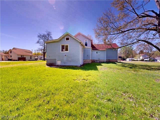 view of side of property featuring a lawn