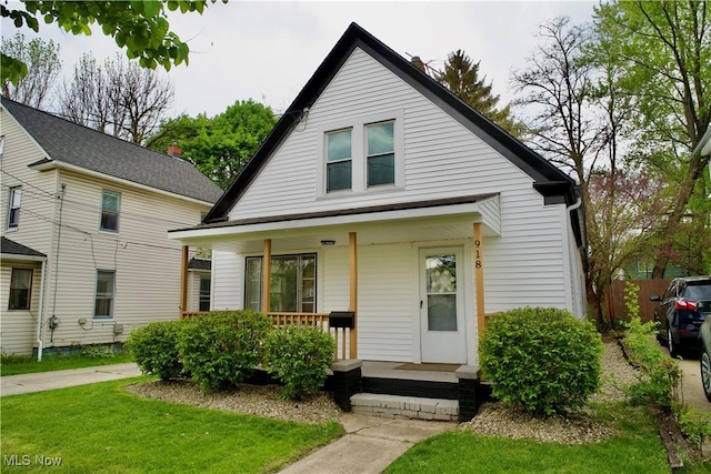 918 Pitkin Ave, Akron, OH 44310 - bungalow-style house with a porch, fence, and a front yard