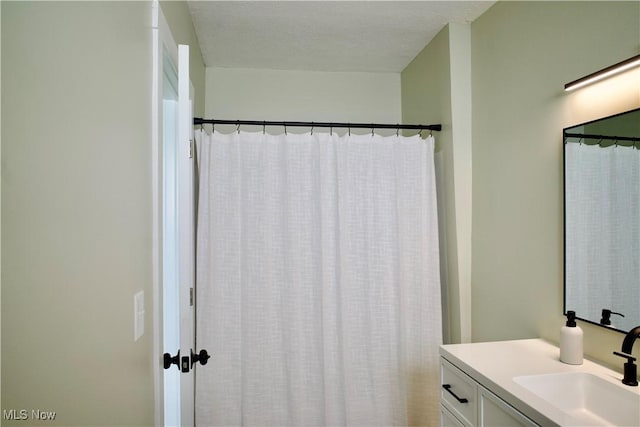 918 Pitkin Ave, Akron, OH 44310 - bathroom featuring a shower with shower curtain and vanity