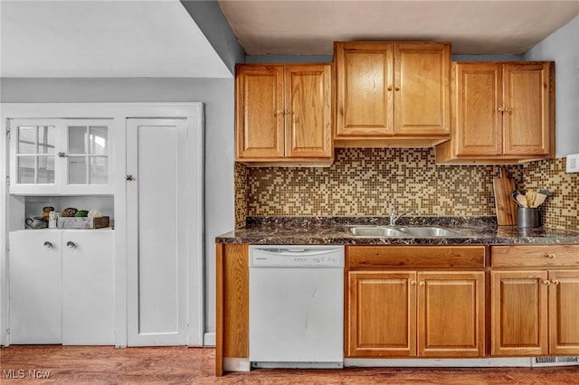kitchen with visible vents, decorative backsplash, a sink, light wood-style flooring, and dishwasher