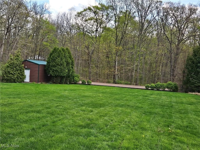 view of yard featuring an outdoor structure