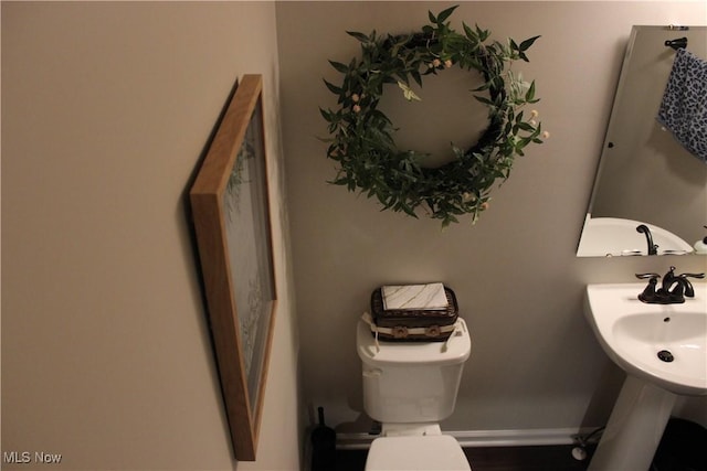 840 Sunrise Cir, Aurora, OH 44202 - half bathroom with baseboards and toilet