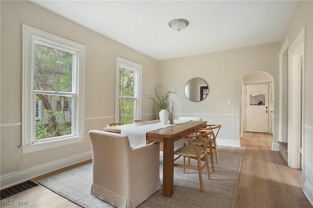 460 Carthage Ave, Kent, OH 44240 - dining area featuring arched walkways, visible vents, a healthy amount of sunlight, and light wood-style flooring