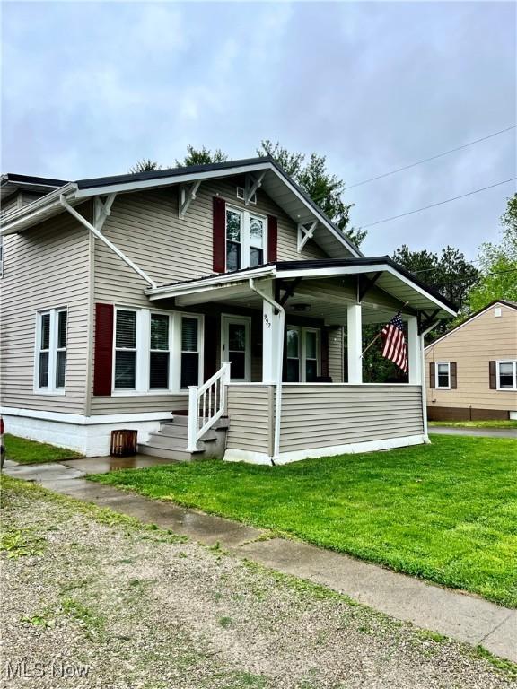 view of front facade with a porch and a front lawn
