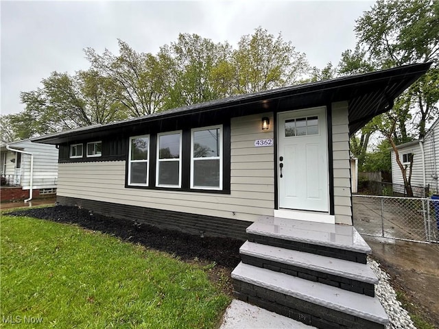 4362 W 155th St, Cleveland, OH 44135 - view of front of house with fence and a front lawn