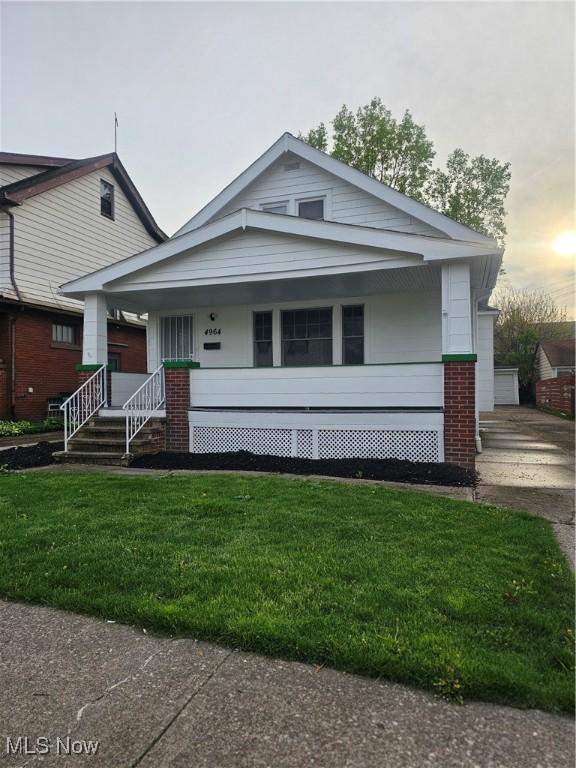 view of front of house featuring a porch and a yard