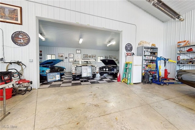 garage featuring freestanding refrigerator