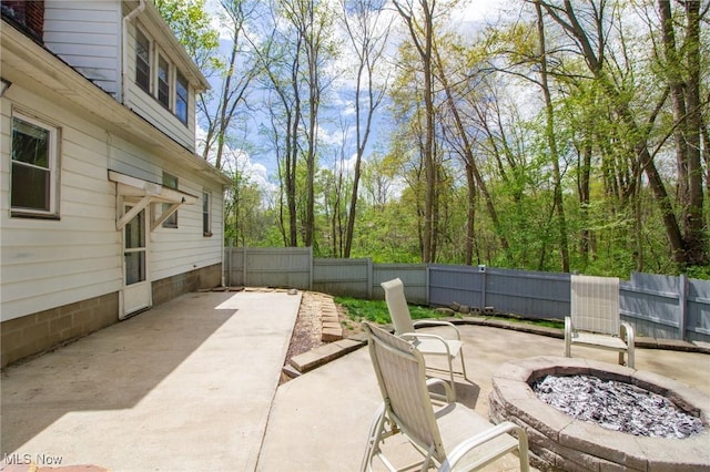 view of patio featuring a fire pit and a fenced backyard