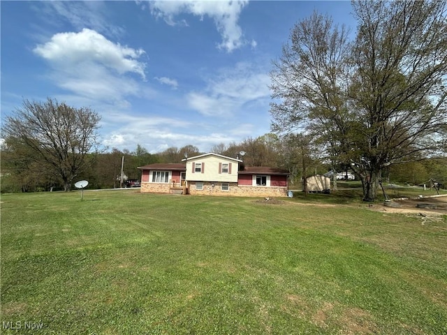 view of front of property featuring a front lawn