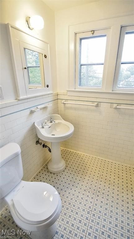3996 Bluestone Rd, Cleveland Heights, OH 44121 - bathroom featuring tile walls, wainscoting, toilet, and a wealth of natural light