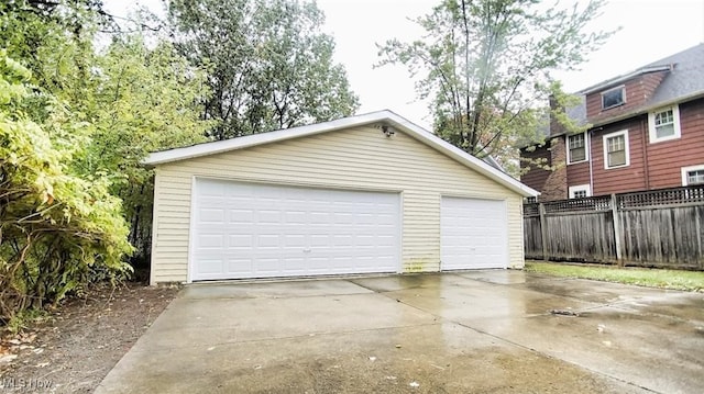 3996 Bluestone Rd, Cleveland Heights, OH 44121 - detached garage with fence