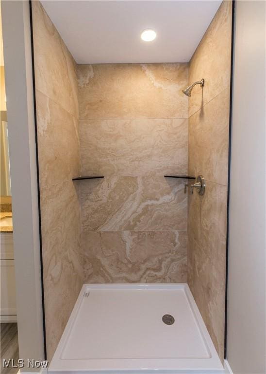 bathroom featuring a tile shower