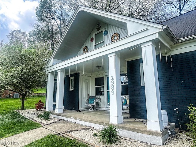 view of front facade with covered porch and brick siding
