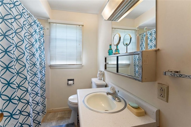 1536-1548 Montclair St NE, Warren, OH 44483 - full bath featuring vanity, toilet, and a shower with curtain