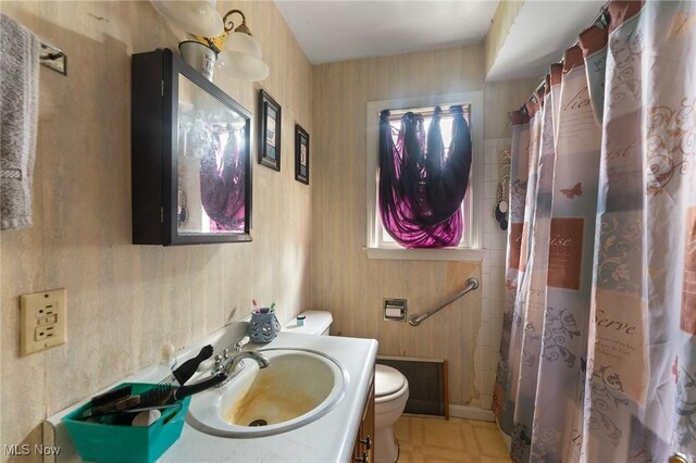 1536-1548 Montclair St NE, Warren, OH 44483 - full bath featuring vanity, tile patterned floors, a shower with curtain, and toilet
