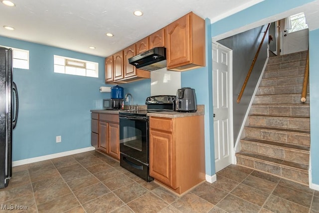 kitchen with under cabinet range hood, baseboards, black appliances, and recessed lighting