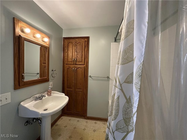 1905 Pine St SE, East Sparta, OH 44626 - full bath featuring tile patterned floors and a shower with curtain