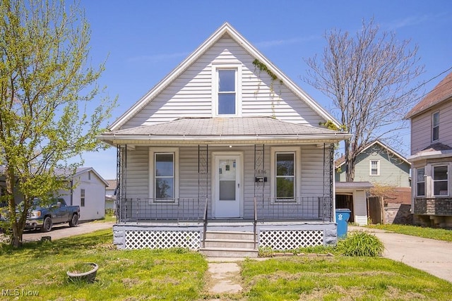 view of front facade featuring a front lawn and covered porch