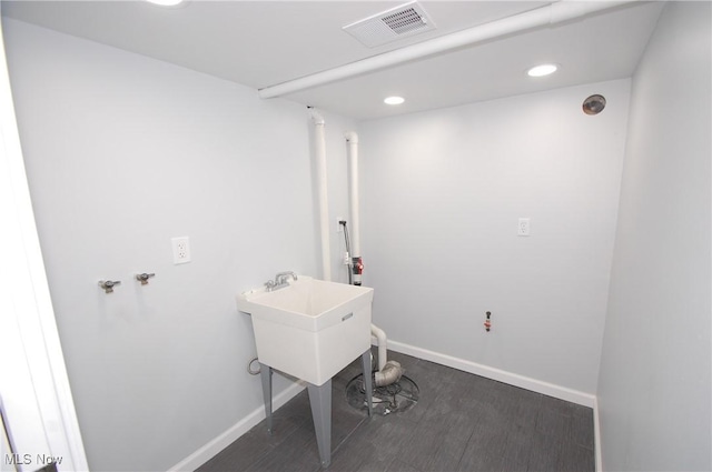washroom with dark wood-style flooring, baseboards, visible vents, and recessed lighting