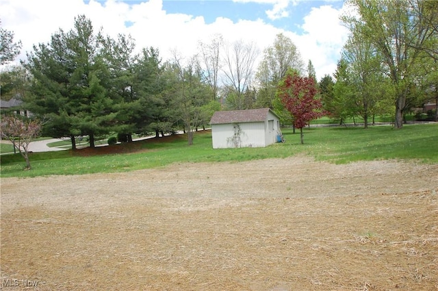 view of yard featuring a storage unit and an outdoor structure