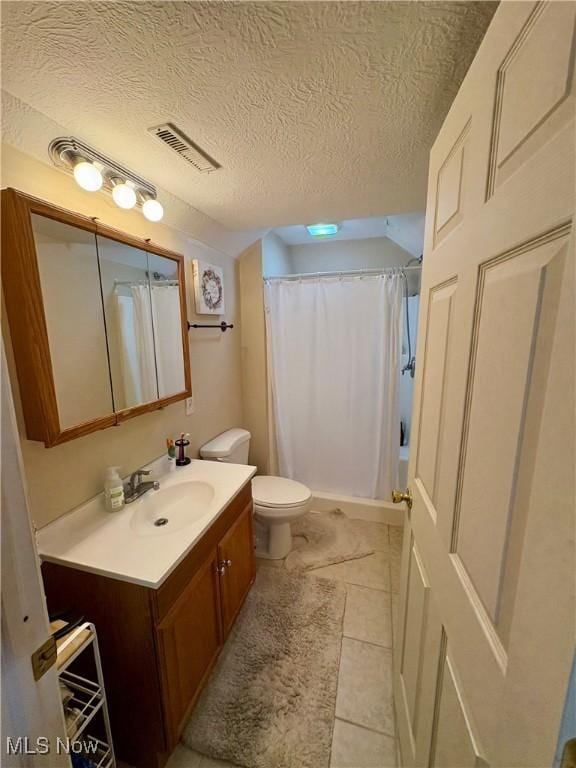 full bath featuring a textured ceiling, toilet, visible vents, curtained shower, and vanity