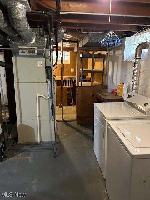 unfinished below grade area featuring washing machine and clothes dryer