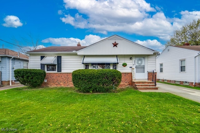 view of front of home featuring a front lawn and brick siding