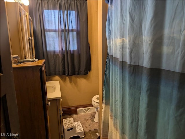 1510 Chester Ave, Wellsville, OH 43968 - full bathroom with toilet, baseboards, vanity, and a shower with curtain