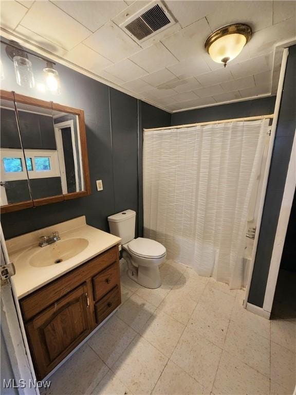 full bath with toilet, visible vents, vanity, and a shower with shower curtain