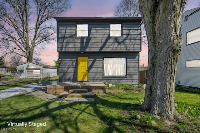 view of front of property featuring a yard