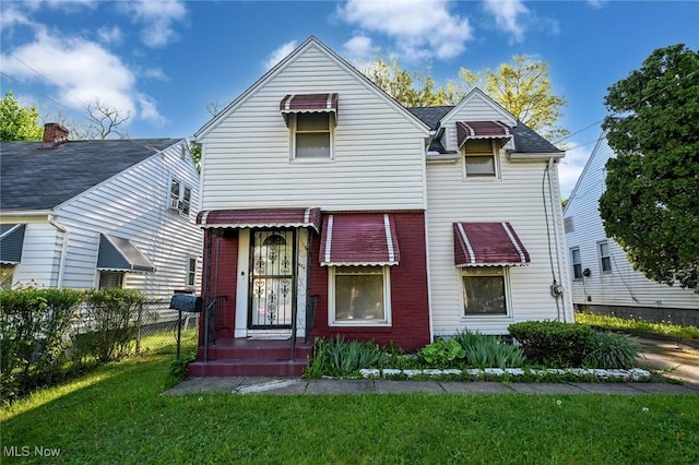 view of front of property featuring a front yard and fence