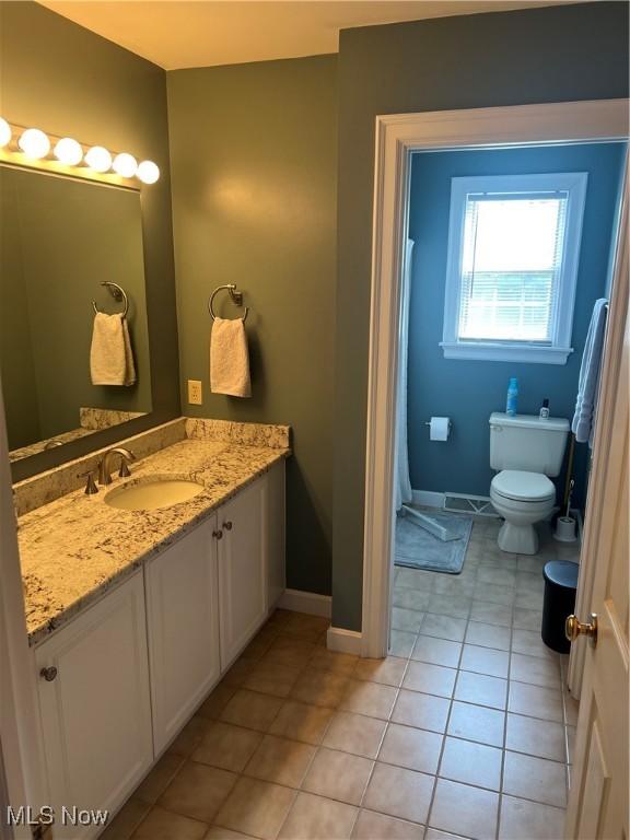 7966 Meadowbrooke Trl, Poland, OH 44514 - bathroom featuring tile patterned floors, toilet, baseboards, and vanity