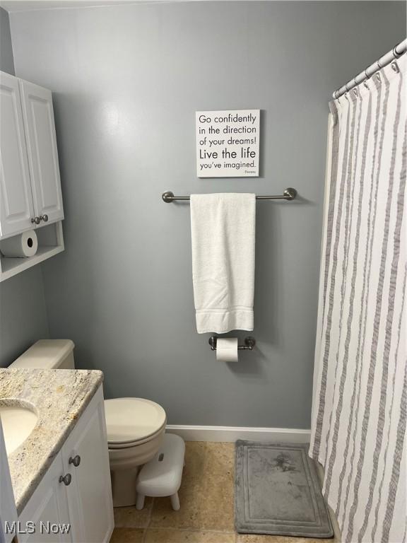 7966 Meadowbrooke Trl, Poland, OH 44514 - full bath featuring toilet, a shower with curtain, baseboards, tile patterned flooring, and vanity