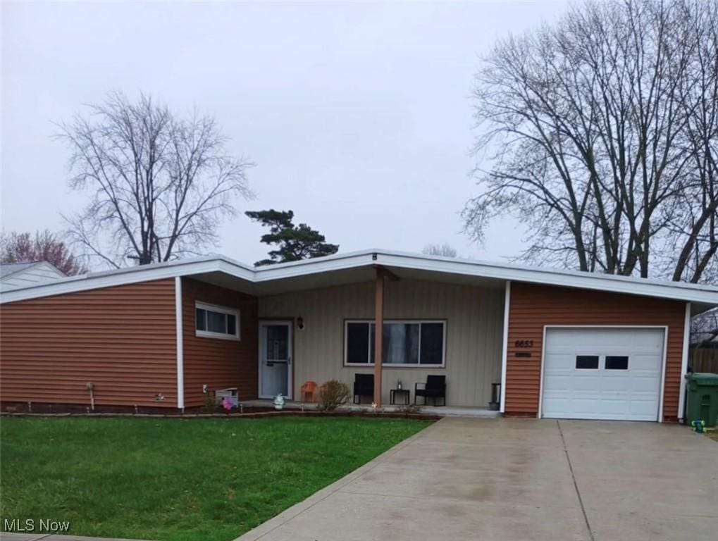 6653 Newbury Ln, Parma Heights, OH 44130 - photo 1
