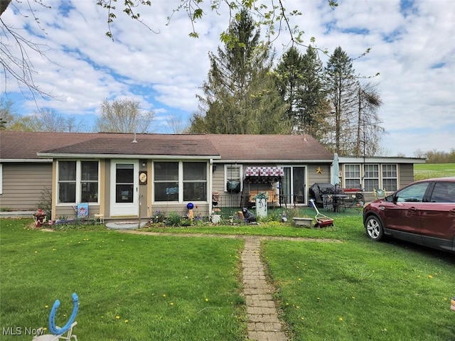 view of front facade featuring a front lawn