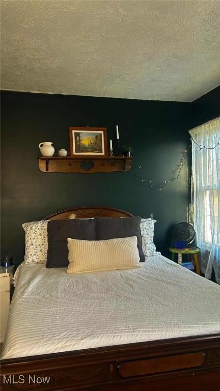 2320 Leetonia Rd, Leetonia, OH 44431 - bedroom featuring a textured ceiling