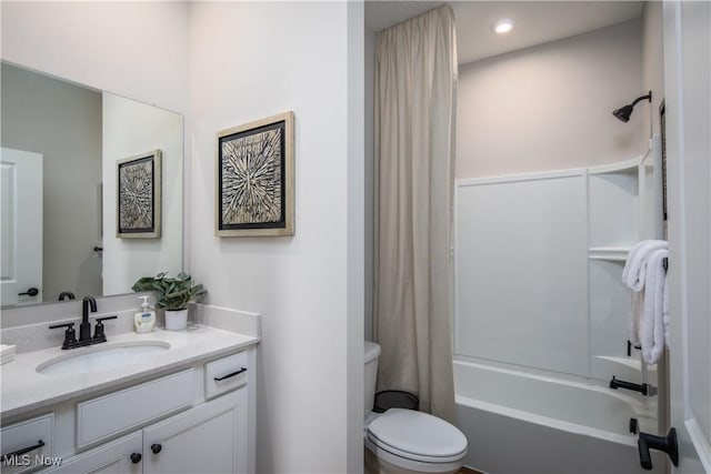 3991 Crestview Dr, Green, OH 44685 - bathroom featuring toilet, shower / bath combo, vanity, and recessed lighting