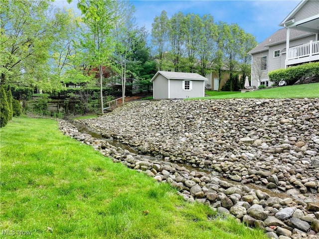 view of yard featuring an outbuilding