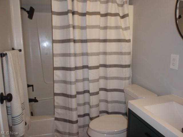 full bath with toilet, vanity, and curtained shower